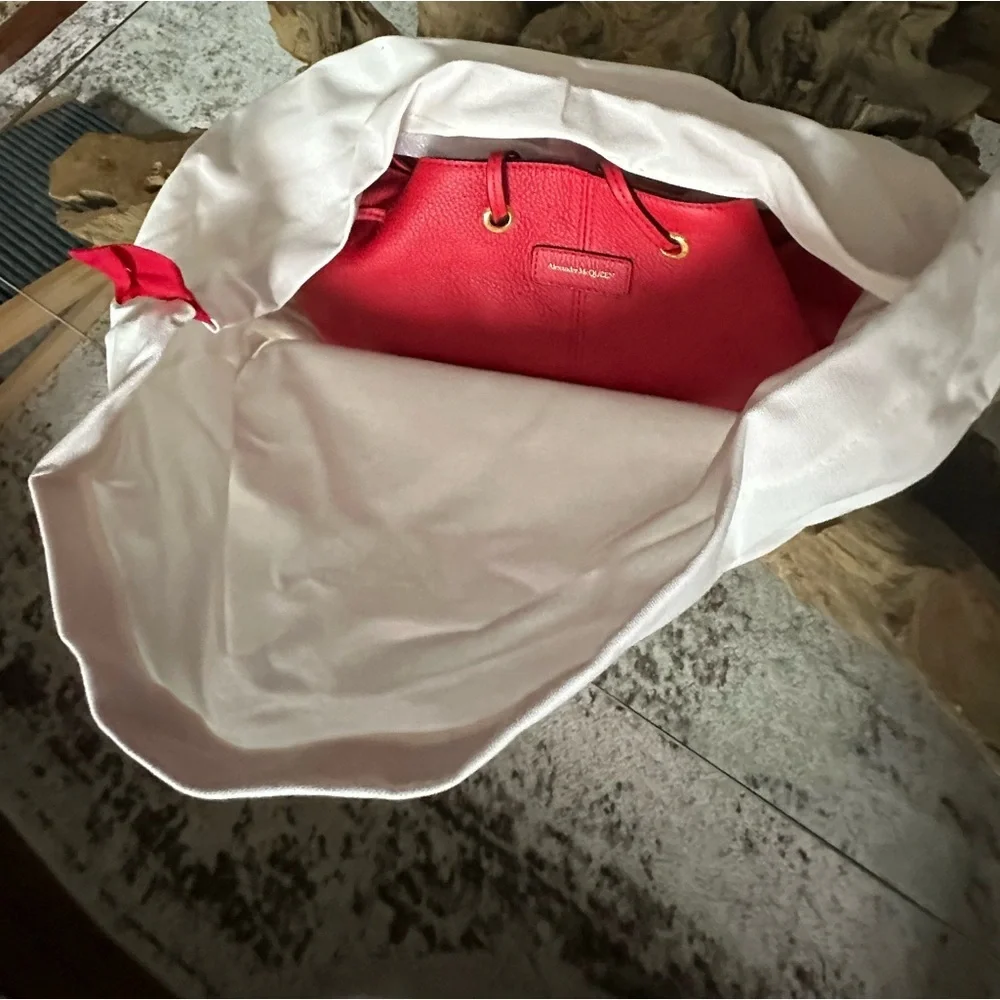 NWT Alexander McQueen Padlock Skull Bucket Bag Red Leather Sealed Hardware